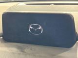 【8インチマツダコネクト】車内の雰囲気にマッチした大型のディスプレイ。スマホ接続でのナビ使用やBluetooth再生等、様々な機能が楽しめます。直感的なダイヤル操作が可能で、使い勝手も良好です。