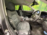 運転席まわりには十分なスペースがあり、大柄な方でもゆったり運転していただける環境です。