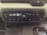 オートエアコンがついてますので、簡単操作で快適に過ごせます。リア熱線のスイッチの中にサイドミラーヒーターも入っています。パネル内のシートヒータースイッチは前席の左右別々に2段階で温度設定ができます。