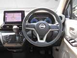 ステアリングハンドルです。オーディオコントロールスイッチが付いて運転中でも手元でオーディオの操作が出来て便利ですよ。