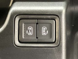 両側パワースライドドアを採用しており、運転席から簡単に開閉操作が可能です。駐車場や狭い場所でも扱いやすく、乗車時・降車時の負担を軽減します。