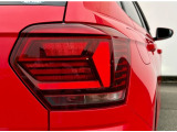 特徴的に光るテールランプは後続車からの被視認性に優れます。リヤフォグランプは片側のみの欧州仕様。