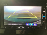 【バックカメラ】運転が苦手な方も車庫入れラクラクです!ギアをリバースに入れれば自動的に切り換わりますので、面倒な操作は不要です♪狭い駐車場もお車を傷つけず安心ですね!