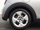 保証に関しましては全国どこのディーラーでもご使用いただける認定中古車保証が付きます。アフターメンテナンスもお近くのディーラーにて行うことができますので安心してお乗りいただけます。