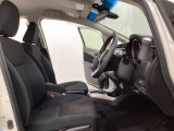 広い足元にゆったり座れるシートには肘掛けも装備しており長距離の運転でも疲れにくくなってます。女性でも運転がしやすいように、シートの高さ調整機能(シートリフター)がついています。