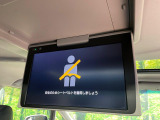 【リヤエンターテインメントシステム】後席にお座りの方も大満足の、人気メーカーオプションを装備。専用の音響システムと、大画面のモニターで移動中もDVD等をお楽しみいただけます。
