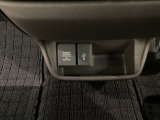 アクセサリーソケットはUSBのアダプターなどをつければ、スマホの充電にも使えます。横にはナビゲーション用の外部入力可能なUSB端子がついており、周辺には物が置けるボックスがついています。