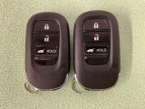 スマートキーを装備しています。鍵を差し込むことなくドアロックの開け閉めと、スタートボタン操作でのエンジンスタートができます。スペアキーも同じものを用意しております。