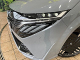 【LEDヘッドライト】悪天候や夜間走行時も良好な視界を確保し安心して運転できる高輝度LEDヘッドライトを装備!点灯速度が早く、消費電力も抑えられています。