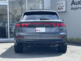 Audiのリヤディフューザーは、車両の後方での空気の流れを整え、乱流を減少させることで、走行安定性を向上させます。またスポーティで洗練された外観を提供し、全体のスタイルに一体感を持たせます。