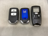 スマートキーを装備しています。鍵を差し込むことなくドアロックの開け閉めと、スタートボタン操作でのエンジンスタートができます。加えて、純正リモコンエンジンスターター用の操作キーもついています。