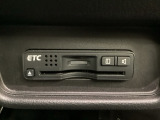 ハンドルの右下にETCがついています。高速道路の料金所の通過も楽々です!。 カードの取り出しもしやすい場所についています。