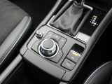 マツダコネクトを操作するコマンダーコントロールです。運転中に自然と手の触れる位置に配置されています。