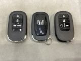 スマートキーを装備しています。鍵を差し込むことなくドアロックの開け閉めと、スタートボタン操作でのエンジンスタートができます。ボタン操作でトランクが開けられる電動テールゲートのボタンもついています。