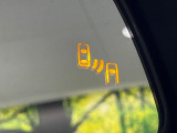 【ブラインドスポットモニター】走行中、ドアミラーの死角になりやすい箇所に後続車が接近するとサイドミラーのレンズに警告を表示!ドライバーに注意喚起をしてくれます。