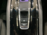 セレクトレバーの下に電子制御パーキングブレーキがあります。スイッチひとつで、停車した地点の傾斜などをシステムが検知・判断してブレーキ力を自動的に最適制御し、しっかり停車できるパーキングシステムです。