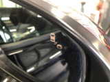 【ブラインドスポットインフォメーション】走行中に、斜め後ろの車を検知すると、ドアミラーのマーク点灯にてお知らせします。