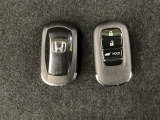 スマートキーを装備しています。鍵を差し込むことなくドアロックの開け閉めと、スタートボタン操作でのエンジンスタートができますボタン操作でトランクが開けられる電動テールゲートのボタンもついています。