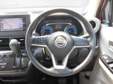 ステアリングハンドルです。オーディオコントロールスイッチが付いて運転中でも手元でオーディオの操作が出来て便利ですよ。