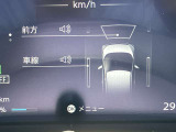 エマージェンシーブレーキは前方の車両や歩行者との衝突回避をサポートします。車両や歩行者と衝突の恐れがある時に警報とブレーキにより、運転者の衝突回避操作を支援します。
