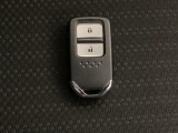 スマートキーを装備しています。鍵を差し込むことなくドアロックの開け閉めと、スタートボタン操作でのエンジンスタートができます。