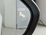 ブラインドスポットモニター装備。隣車線を走る車両を検知。ドアミラーでは確認しにくい後、側方エリアに存在する車両や急接近してくる車両も検知しドアミラーに搭載されたLEDインジケーターが点灯します。