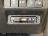 ハンドルの右下にETCがついています。高速道路の料金所の通過も楽々です!。 カードの取り出しもしやすい場所についています。