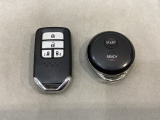 スマートキー付きですからドアロックの開閉およびエンジンスタートが楽々です。電動スライドドアの開け閉めもボタンで操作できます。加えて、純正リモコンエンジンスターター用の操作キーもついています。
