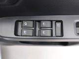 パワーウィンドウのスイッチです。 運転席に居ながら助手席の窓を開け閉めできるので便利ですよ。 ロック機能も付いてるので子供がイタズラして窓を開けるという事もできなくできますよ。