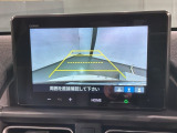 リバースギアに入れるだけで後方の表示へ切り替わります。夜間や雨の日の駐車も楽になりますよ。