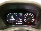 ハイブリット車専用のメーターです。右側の大型スピードメーターに加え、ステアリングスイッチを使って左のマルチインフォメーション・ディスプレイで燃費や動力伝達などの情報が見れるようになっています。