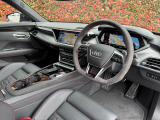 Audiのインテリアはエクステリア同様、優れたデザイン性とクオリティ、そして機能性を兼ね備えております。