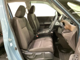 女性でも運転がしやすいように、シートの高さ調整機能(シートリフター)がついています。運転席と助手席の間が空いている為、助手席側への移動がスムーズです。交通量の多い道でも助手席側から乗り降りができます。
