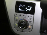 【オートエアコン】車内温度を感知して自動で温度調整をしてくれるのでいつでも快適な車内空間を創り上げます!どの席に座っても快適なドライブが楽しめます♪