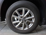 足元は純正サイズ225/65R17 タイヤは新車装着タイヤ ヨコハマ ジオランダーG98 2023年製です。ホイールは、純正17インチアルミホイールです。