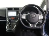 運転席側から見た写真です、お車にマッチングするように考えられたインパネデザイン!沢山のスイッチ類も運転される方が使いやすい位置に配置されていますね!