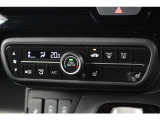 プラズマクラスター技術搭載フルオートエアコンを装備。車内の温度設定だけでなく空気清浄や脱臭などの効果を発揮して車内は快適空間♪