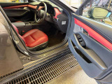 シートは本革となっており、高級感を漂わせます♪運転席のみパワー電動シートになっております!