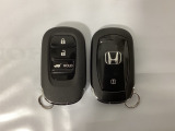 スマートキーを装備しています。鍵を差し込むことなくドアロックの開け閉めと、スタートボタン操作でのエンジンスタートができます。ボタン操作でトランクが開けられる電動テールゲートのボタンもついています。
