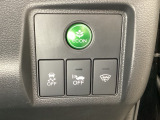 ハンドルの右側には安全装備の、VSA(ABS+TCS+横滑り抑制)の解除スイッチなどがついています。燃費に役立つECONボタンもここです。