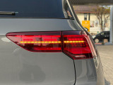 LEDテールランプ(ダイナミックターンインジケーター付き)特徴的な配光パターンによって後続車からの視認性が高まり、万一の追突の危険性を軽減します。