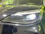 【LEDヘッドライト】悪天候や夜間走行時も良好な視界を確保し安心して運転できる高輝度LEDヘッドライトを装備!点灯速度が早く、消費電力も抑えられています。
