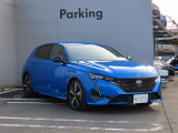 新しいエンブレムとライオンの牙をイメージした力強いフロントマスク