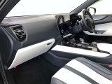高いホールド性で運転姿勢が安定します。長距離ドライブでも疲れにくいのが魅力です。快適なドライビングライフをお送りください♪