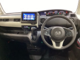 車内は光触媒抗菌消臭施工済です。スタイリッシュなデザインで暖かみのあるインパネ周りを演出します。グローブボックスやカップホルダーのほかにトレーなどたくさんの収納スペースが装備されています。