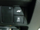 パワーテールゲートの開閉、横滑りを防ぐVSA等のスイッチ類は運転席の右側、手の届きやすい位置にあります。
