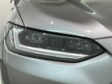 LEDヘッドライトは、点灯の瞬間から最大光量を発揮し、突然暗くなるトンネルなどでの安定感を高めます。