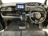 車内は光触媒抗菌消臭施工済です。スタイリッシュなデザインでスポーティなインパネ周りを演出します。グローブボックスやカップホルダーのほかにトレーなどたくさんの収納スペースが付いています。