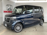 車幅いっぱいに伸びたフロントアクセサリLEDがボディーのワイド感を強調