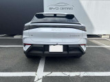 キーを身に付けていればリアバンパー下に足をかざすだけでテールゲートが自動で開閉するハンズフリーアクセスパワーテールゲートを標準装備